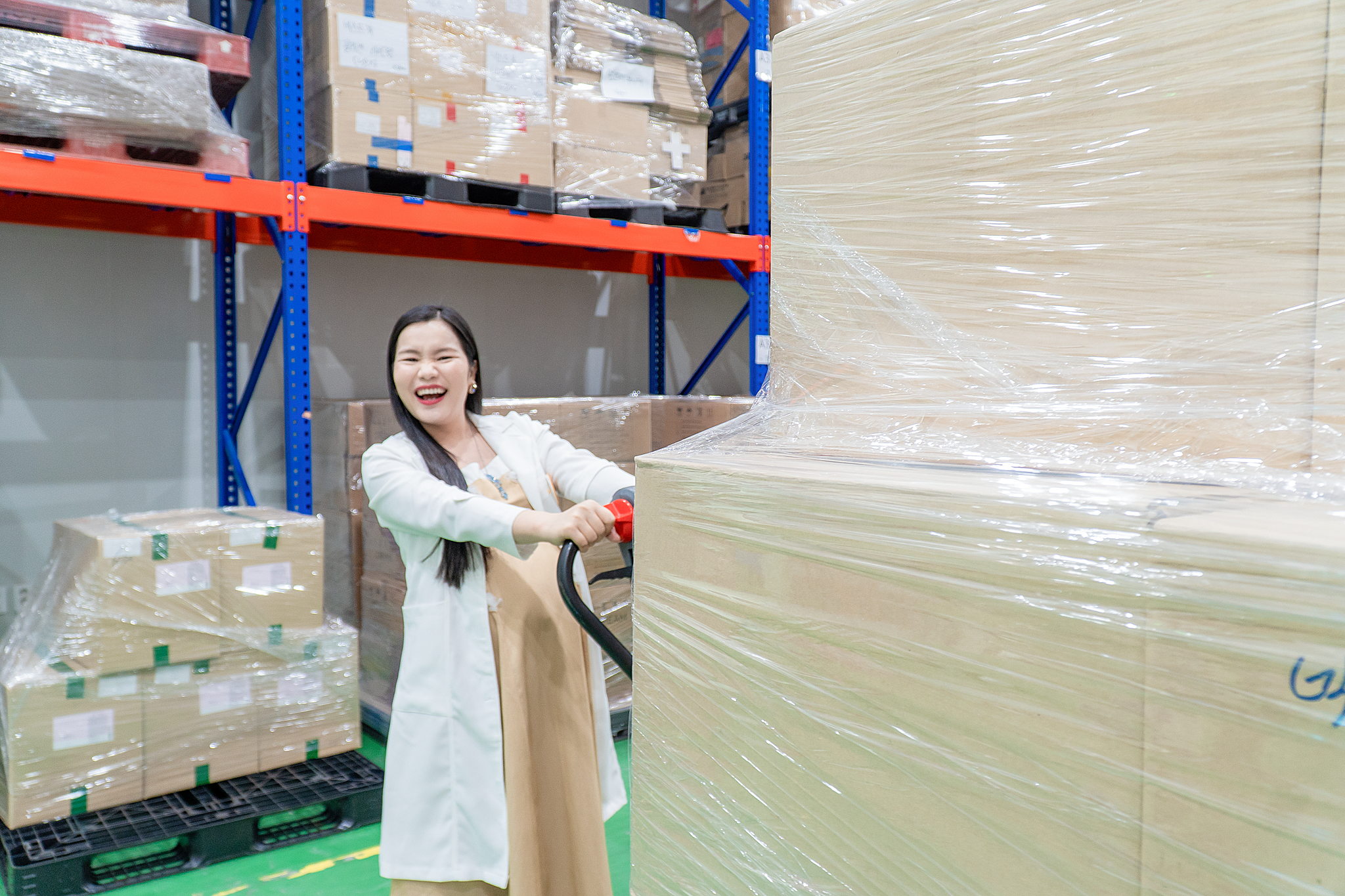 Các đơn hàng được chuẩn bị, đóng gói và sắp xếp để vận chuyển về Việt Nam